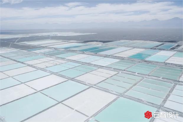 智利阿塔卡马沙漠锂厂蒸发池的鸟瞰图
